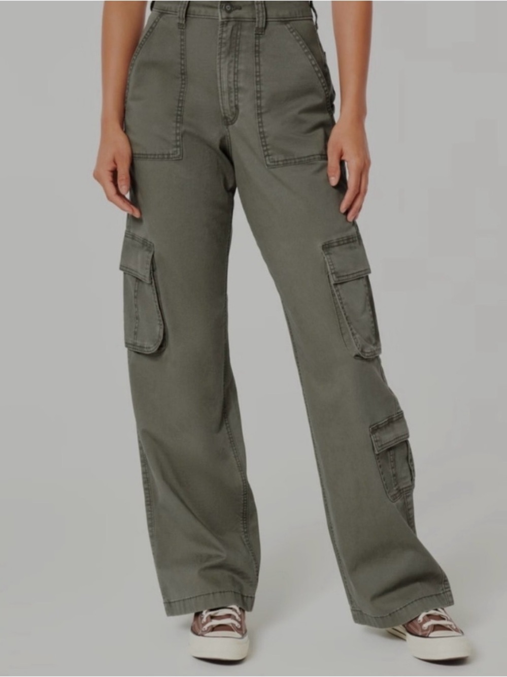HOLLISTER
CALIFORNIA
ULTRA HIGH-RISE BAGGY Wide Leg Cargo Jeans in Olive Green